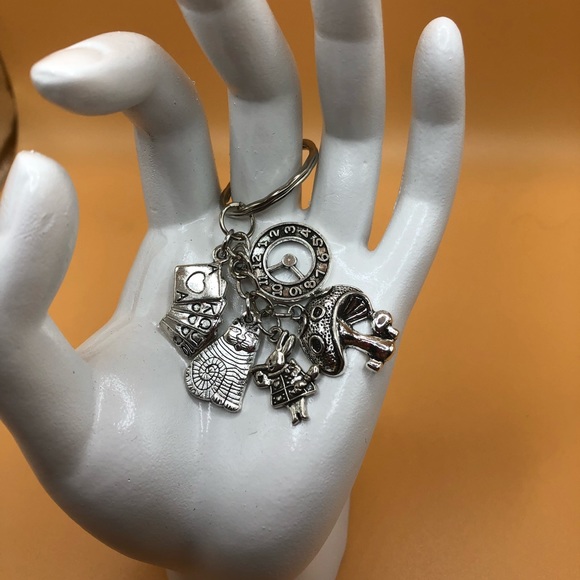 Alice In Wonderland Keychain - Picture 2 of 2